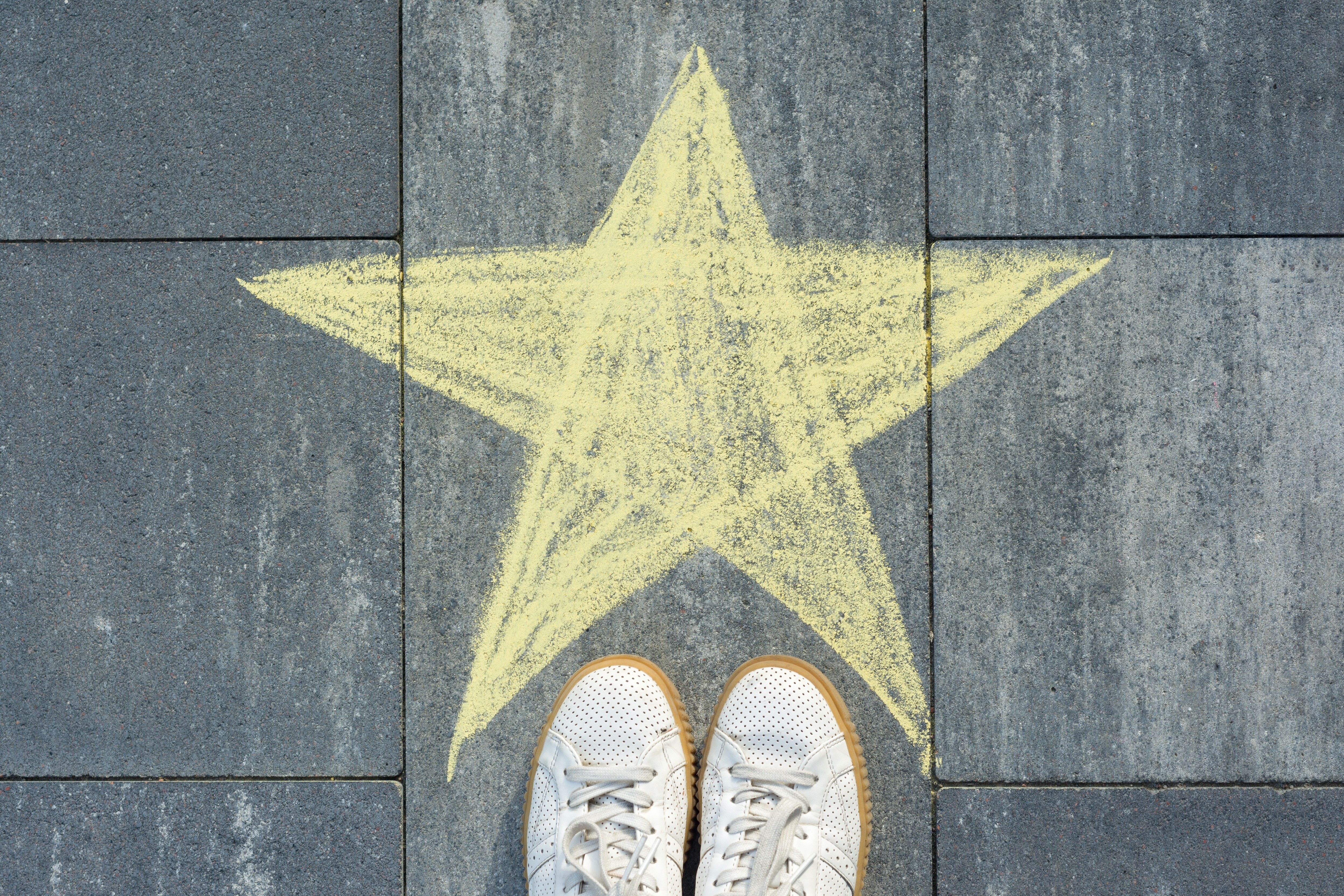 drawing-of-crayons-on-the-asphalt-star-and-feet-2023-11-27-05-18-34-utc